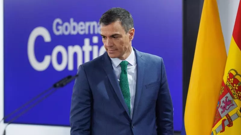 El presidente del Gobierno, Pedro Sánchez, a su llegada a una rueda de prensa en el Palacio de la Moncloa, a 4 de mayo de 2023.