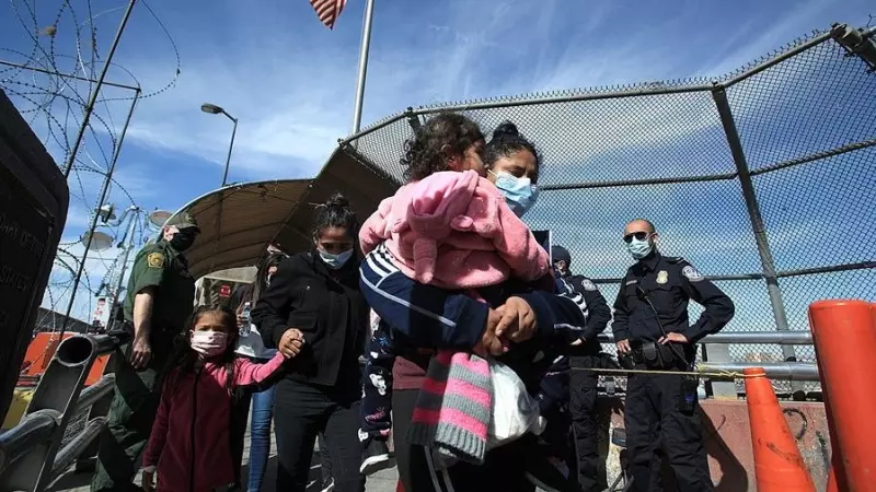 Un grupo de  migrantes centroamericanos es deportado desde Estados Unidos a México.