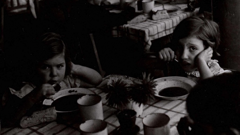 Niños en los comedores de Auxilio Social en Bilbao, en 1938.