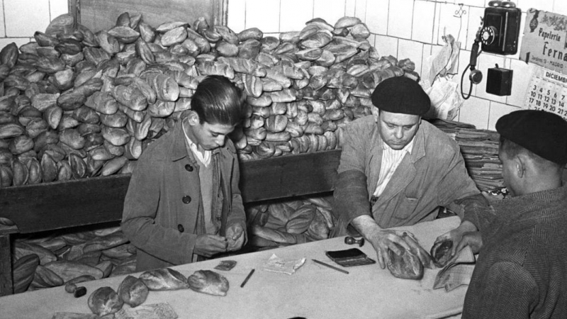 Despacho de pan con cartillas de racionamiento en Madrid, en 1940.