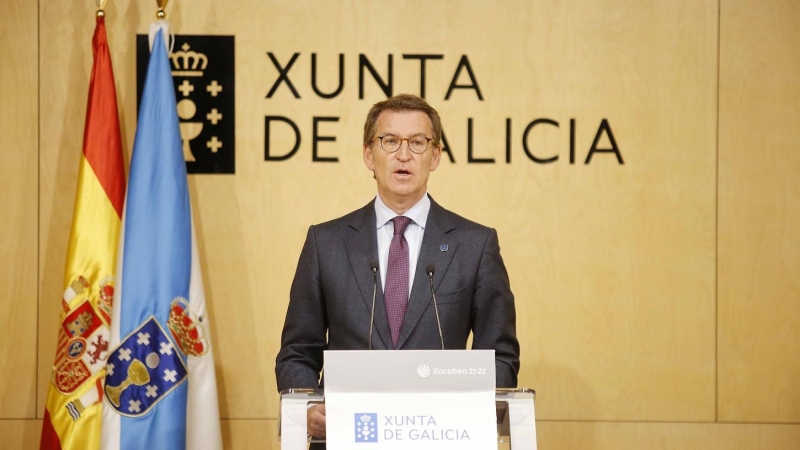 El líder del PP, Alberto Núñez Feijóo, interviene ante los medios de comunicación tras una reunión del Consello de la Xunta en Vigo en de abril de 2022. E.P./Javier Vázquez