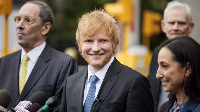 El músico Ed Sheeran sonríe junto a su equipo legal tras ganar su caso de infracción de derechos de autor, en Nueva York, a 4 de mayo de 2023.