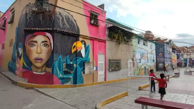 Un grupo de niños y niñas juega en el barrio de San Agustín, en Caracas