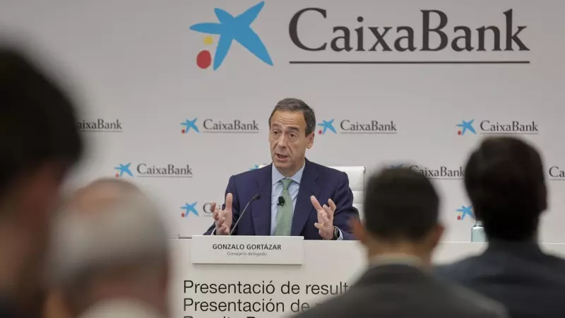 El consejero delegado de CaixaBank, Gonzalo Gortázar, durante la rueda de prensa ofrecida este viernes 5 de mayo de 2023 para dar a conocer los resultados financieros del primer trimestre de 2023.