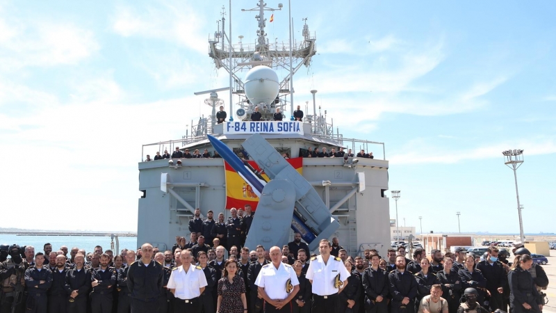 La ministra de Defensa, Margarita Robles, posa con la tropa durante la visita a la fragata 'Reina Sofía'.  8 de junio 2022