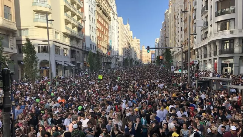 Una multitud de personas participa en la Marcha Mundial de la Marihuana de 2019, a su paso por la Gran Vía de Madrid