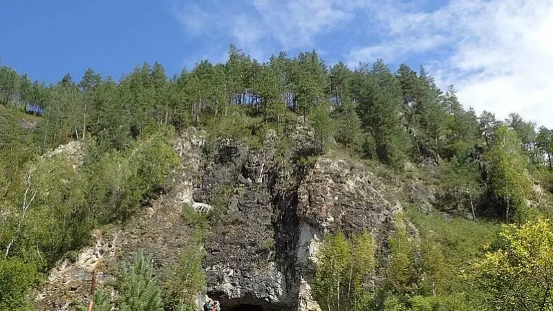 Entrada a la cueva de Denisova (Rusia).