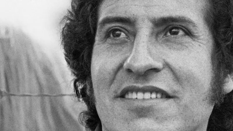 Portada de 'La vida es eterna. Biografía de Víctor Jara', de Mario Amorós.