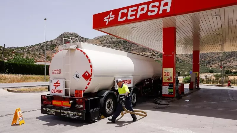 Un camion cisterna de Cepsa se prepara para cargar los depósitos de una estación de servicio en la localidad malagueña de Cuevas del Becerro. — Jon Nazca / REUTERS