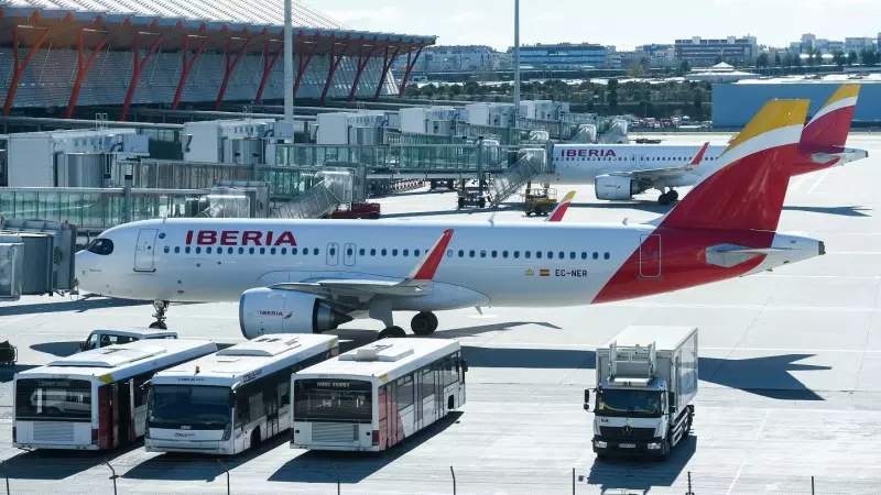 Aviones de Iberia esperan en pista en la Terminal 4 del Aeropuerto Madrid-Barajas Adolfo Suárez. E.P./Gustavo Valiente