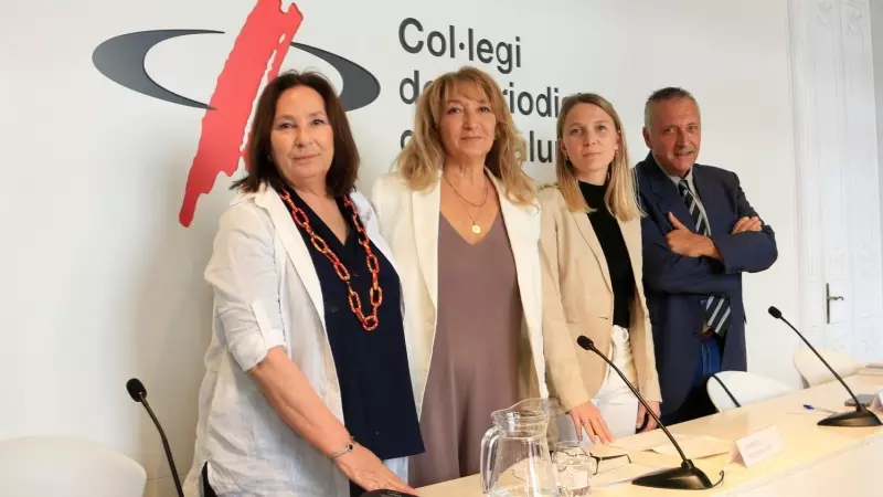 Montserrat Fortuny, advocada de la UAVAT; Sara Bosch, la presidenta; Elisa Micciola, la vicepresidenta i psicòloga, i Robert Manrique, assessor, en l'última roda de premsa de la unitat, al Col·legi de Periodistes de Catalunya, a Barcelona.