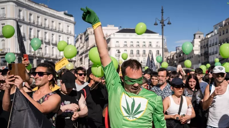 Un hombre disfrazado de superhéroe marcha para defender los derechos de la comunidad cannábica organizada por ConFAC, desde la Puerta del Sol, a 6 de mayo de 2023, en Madrid (España).