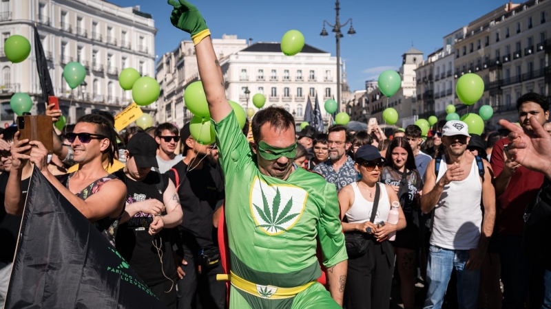 Un hombre disfrazado de superhéroe marcha para defender los derechos de la comunidad cannábica organizada por ConFAC, desde la Puerta del Sol, a 6 de mayo de 2023, en Madrid (España).
