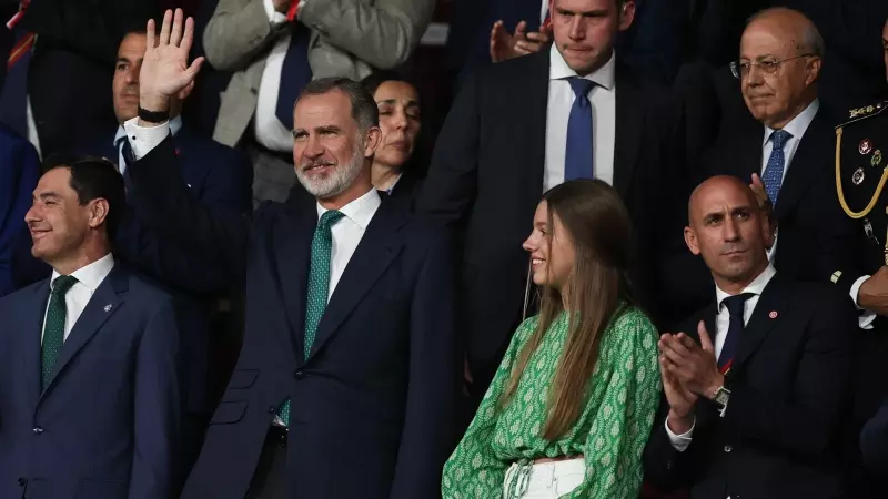 El Rey Felipe VI y la Infanta Sofía son vistos durante la Copa de España, Copa del Rey, partido de fútbol final jugado entre el Real Madrid y CA Osasuna en el Estadio de la Cartuja el 06 de mayo de 2023, en Sevilla, España.