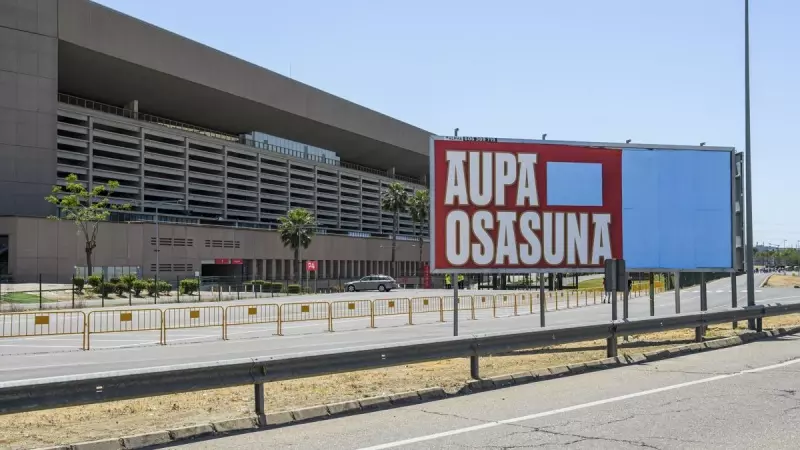 Los carteles de apoyo al Osasuna, con los logotipos de EH Bildu tapados, en los alrededores del estadio de la Cartuja, en Sevilla, a 6 de mayo de 2023