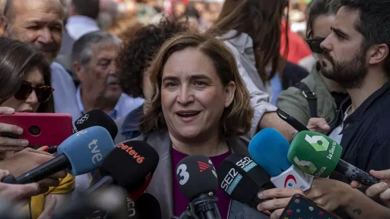 01/05/2023 - La alcaldesa de Barcelona, Ada Colau, durante la marcha por el Día de los Trabajadores, a 1 de mayo de 2023, en Barcelona.