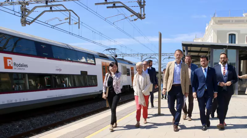 8-5-2023 El director general de Conservació i Manteniment d'Adif, Ángel Contreras, amb el president de la Generalitat, Pere Aragonès, i el conseller de l'estació de Rodalies de Gavà mentre passa un tren de Rodalies