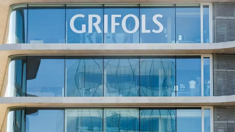 El logo de la farmacéutica Grifols en la fachada de su sede en Sant Cugat del Valles, cerca de Barcelona. REUTERS/Albert Gea