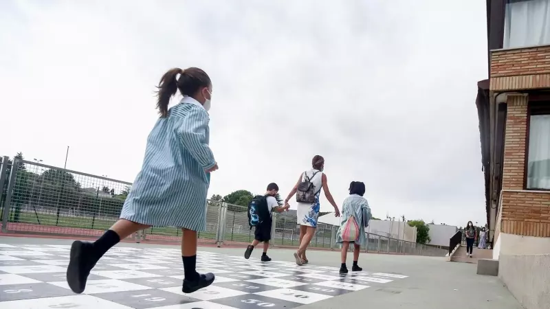 Una madre acompaña a sus hijos a la entrada del colegio Virgen de Europa durante el primer día de clase del curso 2021-22, a 6 de septiembre de 2021, en Boadilla del Monte, Madrid