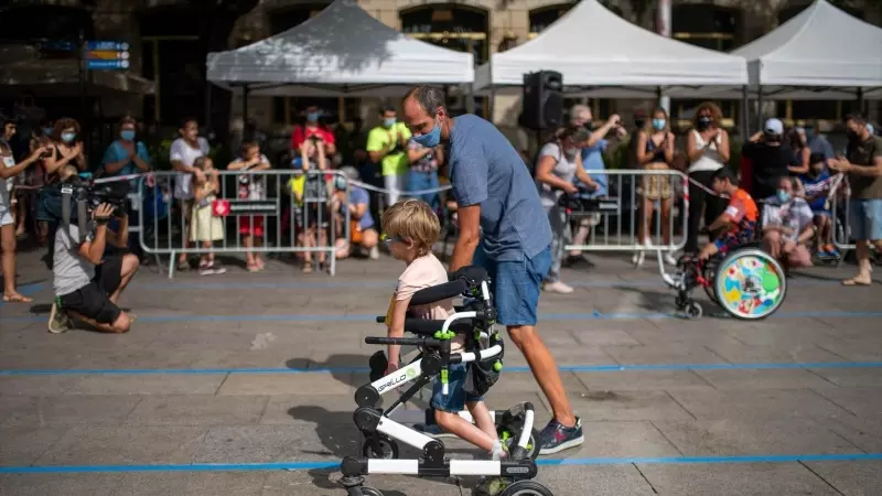 Un niño con movilidad reducida.