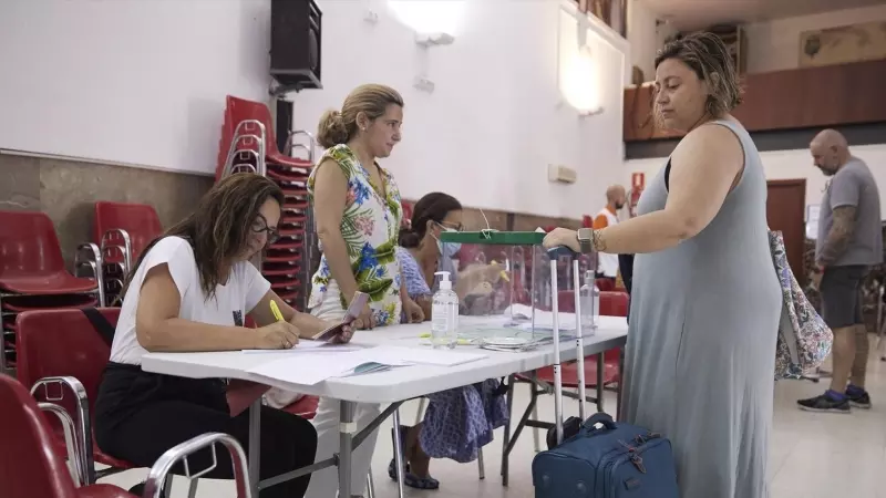 08/05/2023 Una mujer vota en las elecciones autonómicas andaluzas de 2022 en un colegio electoral de Sevilla.
