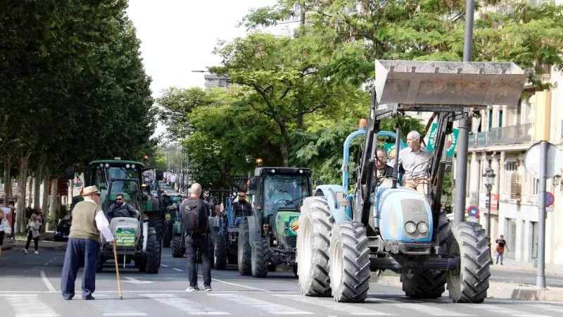 9-5-2023 Tractorada d'UP arribant a la subdelegació del Govern espanyol a Lleida