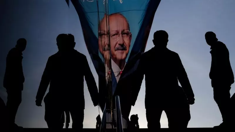 Varias personas junto a un cartel del candidato Kemal Kiliçdaroglu, líder del socialdemócrata Partido Republicano del Pueblo.