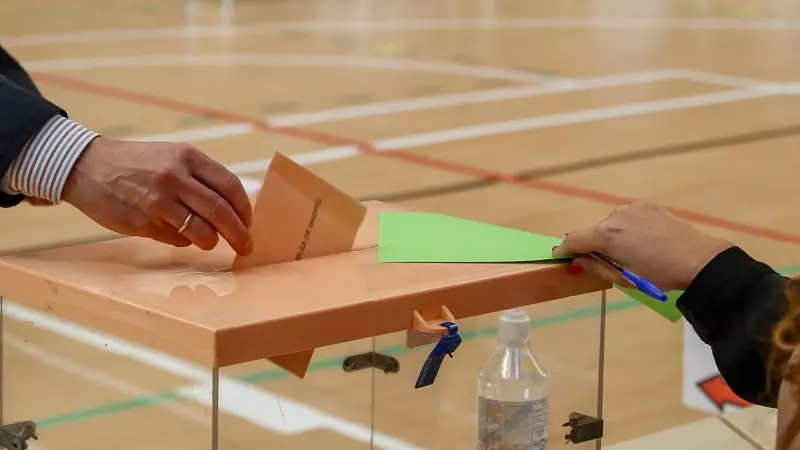 Un hombre ejerce su derecho a voto en el colegio San Agustín, a 4 de mayo de 2021, en Madrid (España).