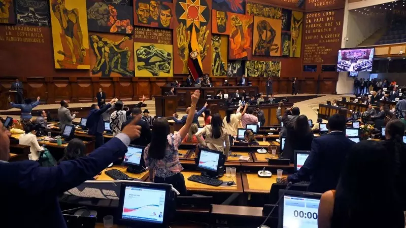 Miembros de la Asamblea Nacional votan a favor del juicio político al presidente ecuatoriano Guillermo Lasso por presunta corrupción, en Quito, a 9 de mayo de 2023.