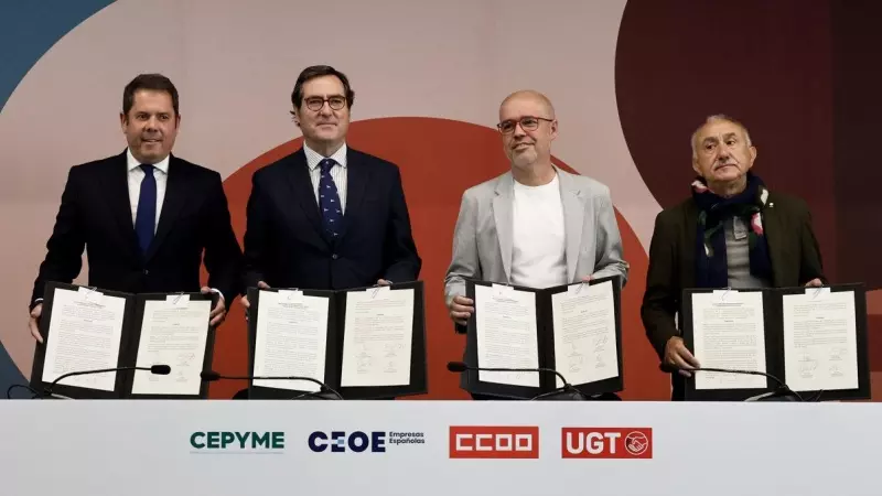 El presidente de CEPYME, Gerardo Cueva; el presidente de la CEOE, Antonio Garamendi; el secretario general de CCOO, Unai Sordo, y el secretario general de UGT, Pepe Álvarez, muestran los documentos durante la firma del V Acuerdo para el Empleo y la Negoci