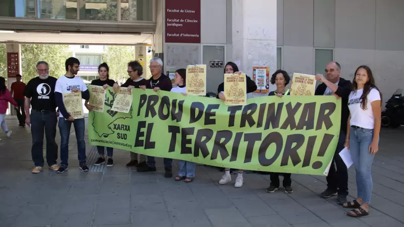 10-5-2023 Membres de la Plataforma Aturem Hard Rock subjectant una pancarta reivindicativa durant la roda de premsa per anunciar la mobilització del pròxim 18 de juny