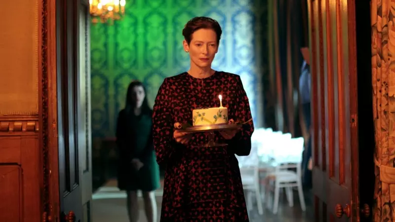 Tilda Swinton interpreta los dos papeles principales