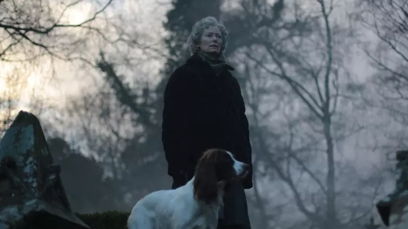 Tilda Swinton en el papel de la madre, con su propio perro, otro actor en la película