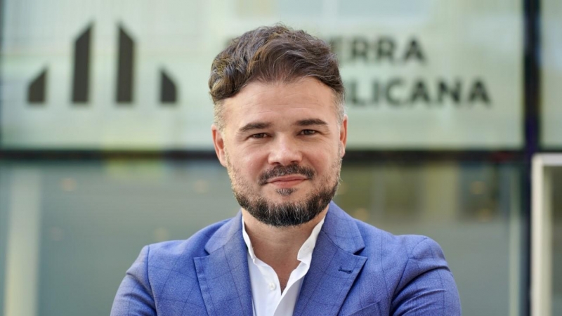 Gabriel Rufián, fotografiat davant la seu nacional d'ERC després de l'entrevista.