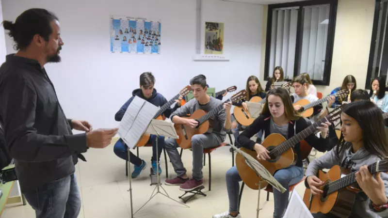 Un profesor y diversos alumnos de una de las escuelas municipales de música de Barcelona.