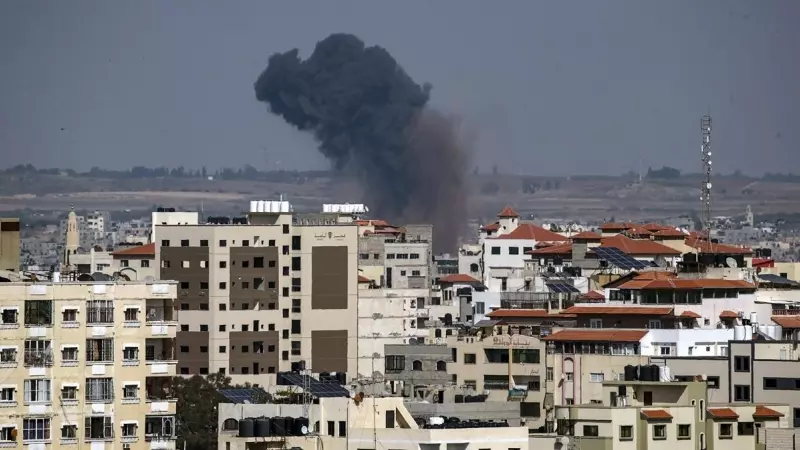 Una nube de humo se eleva sobre los edificios tras un ataque de Israel en Gaza, a 10 de mayo de 2023.