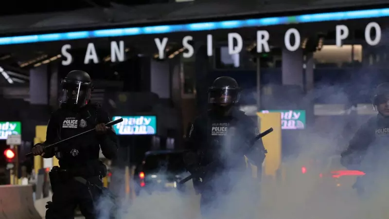 Agentes de la Guardia Nacional y de la Oficina de Aduanas y Protección Fronteriza de EEUU durante un simulacro de seguridad en el puesto fronterizo de San Ysidro, a 10 de mayo de 2023.