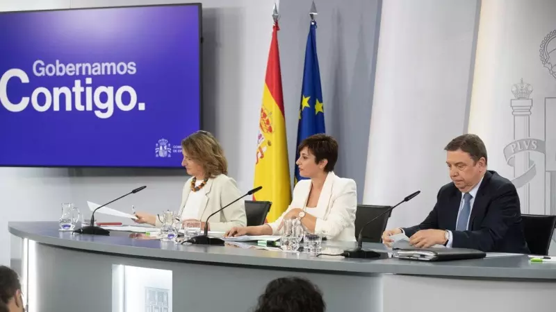 El ministro de Agricultura, Luis Planas, la ministra de Política Territorial y portavoz del Gobierno, Isabel Rodríguez, y la vicepresidenta tercera y ministra para la Transición Ecológica, Teresa Ribera, comparecen tras el Consejo de Ministros.