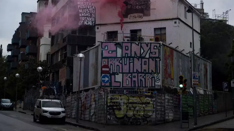 Uno de los edificios durante una protesta contra las ocupaciones de El Kubo y La Ruïna en la plaza de Bonanova, Barcelona, a 9 de mayo de 2023.