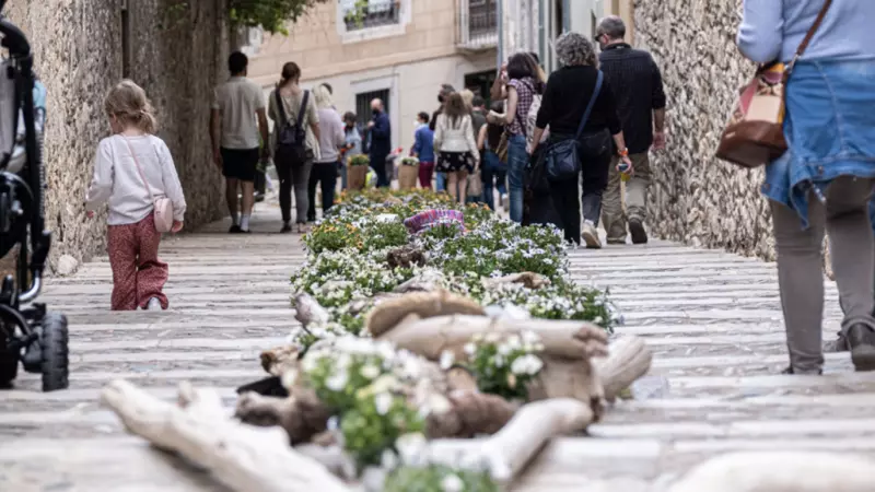 11-5-2023 Un dels carrers de Girona engalanats amb flors