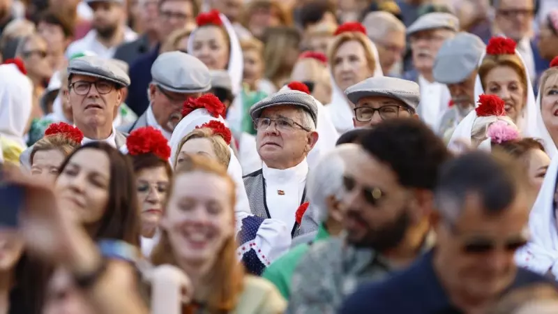 Cientos de personas escuchan el pregón del inicio de las Fiestas de San Isidro por parte del cantante Ramoncín, en Madrid, a 10 de mayo de 2023.