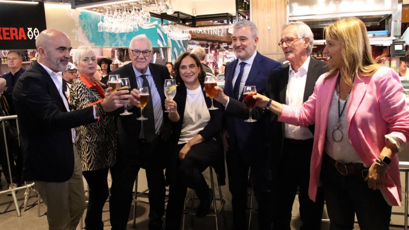 Fotografia conjunta dels candidats de diferents formacions brindant a la Boqueria.