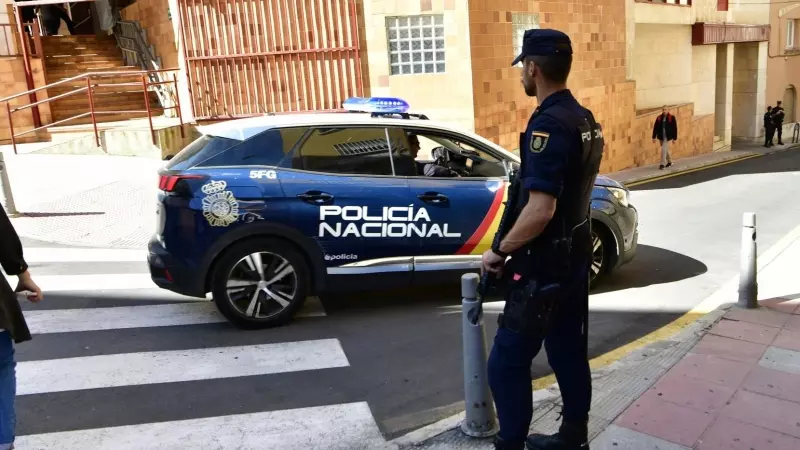 Un agente y vehículo de Policía Nacional frente a un juzgado de Ceuta, abril de 2023