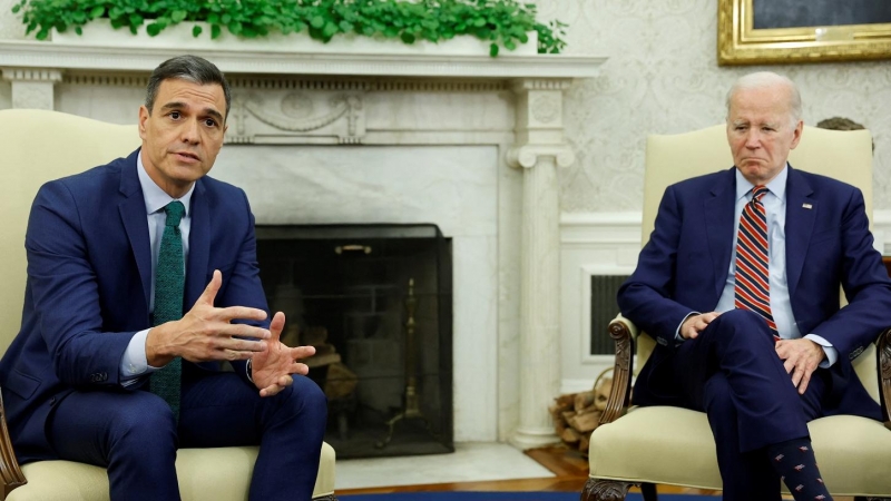 El presidente del Gobierno, Pedro Sánchez, con el presidente de EEUU, Joe Biden, en el Despacho Oval de la Casa Blanca, en Washington.
