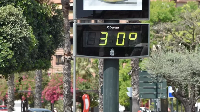 Un cartel señala 30ºC de temperatura, a 27 de abril de 2023, en Murcia, Región de Murcia (España).