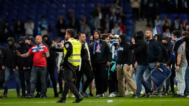 Aficionats de l'Espanyol durant la invasió de camp