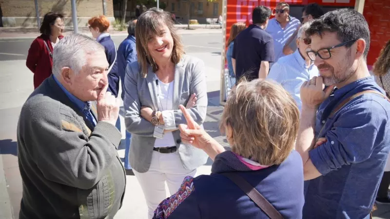 La candidata del PSOE, Lola Ranera, charla con un grupo de vecinos durante un acto de la precampaña.