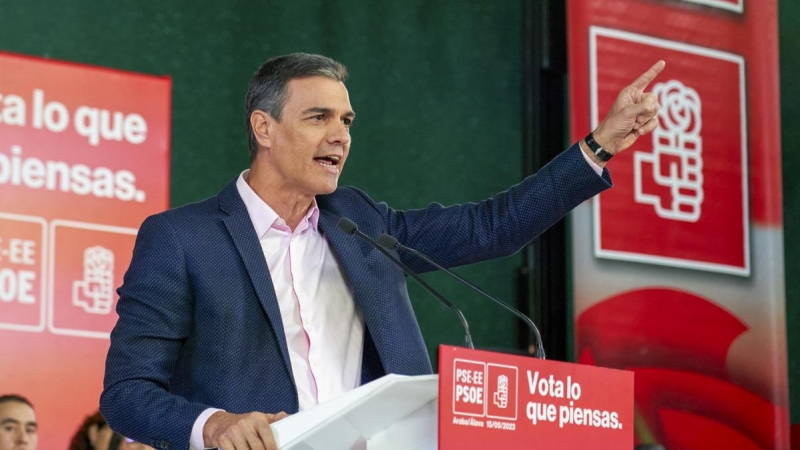 El presidente del Gobierno y líder del PSOE, Pedro Sánchez, participa en un acto electoral este lunes, en Vitoria, a 15 de mayo de 2023.