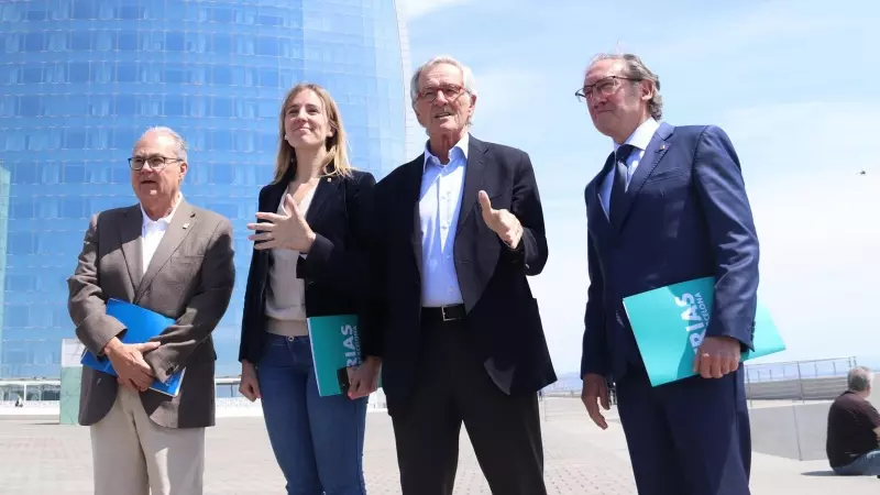 El candidat Xavier Trias amb els exconsellers Jaume Giró i Victòria Alsina i el doctor Antoni Trilla davant l'hotel W.