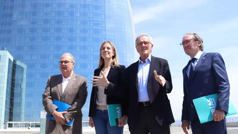 El candidat Xavier Trias amb els exconsellers Jaume Giró i Victòria Alsina i el doctor Antoni Trilla davant l'hotel W.